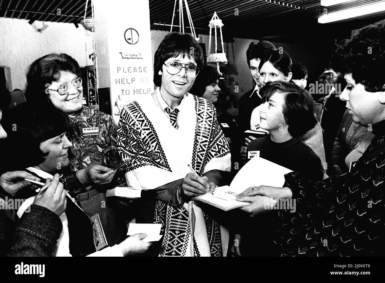 La pop star Cliff Richard è stata in visita a Newcastle il 4th febbraio 1981 per cantare le lodi di un'organizzazione di carità cristiana. Stava aprendo il negozio di Tearcraft in Piazza Carliol, che raccogliere fondi per il fondo lacrimale, l'agenzia internazionale di sviluppo e soccorso cristiano. Il cantante fa un concerto annuale per aiutare l'organizzazione. Foto Stock