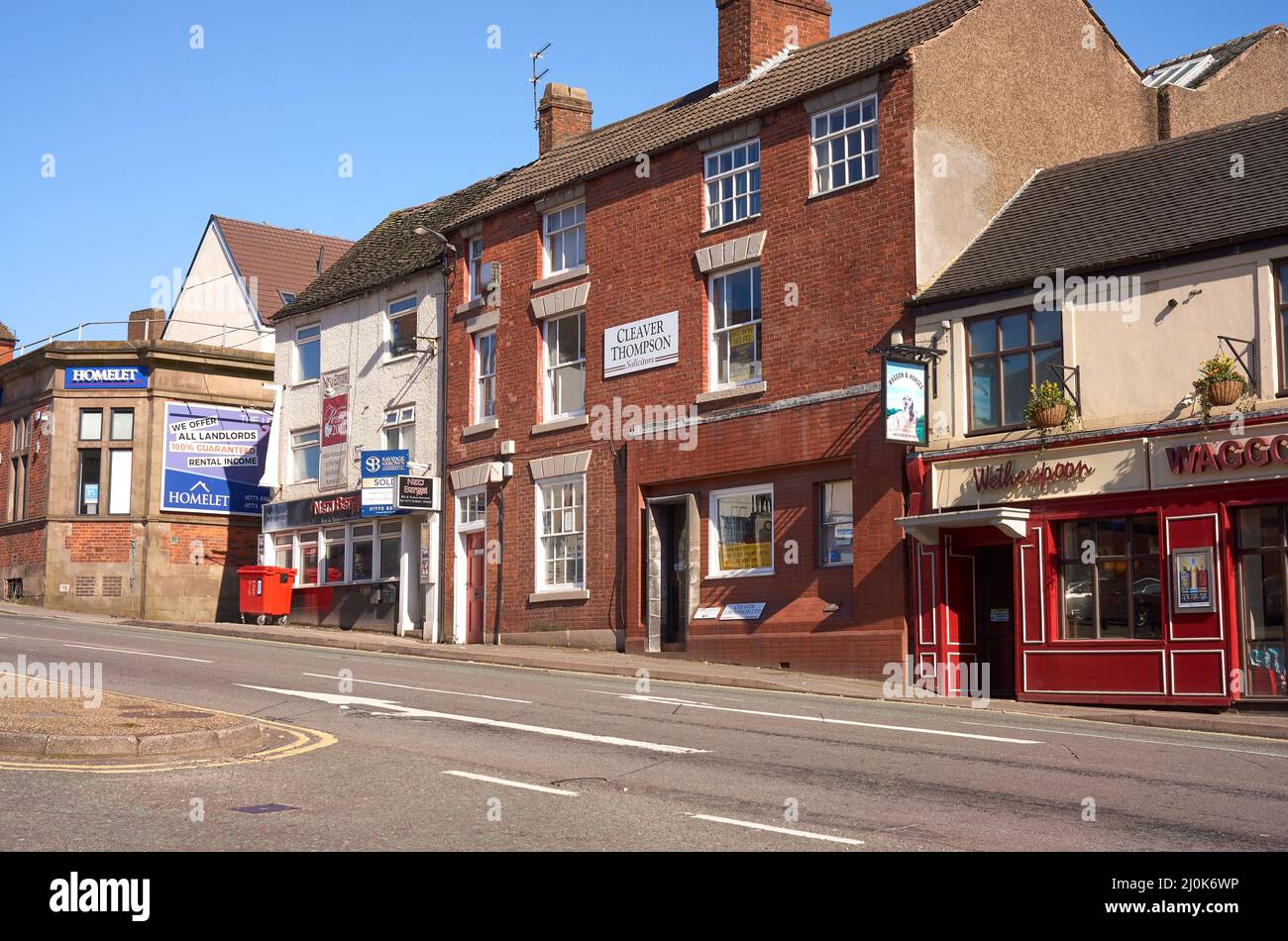 Strada principale e negozi a Alfreton, Derbyshire, Regno Unito Foto Stock