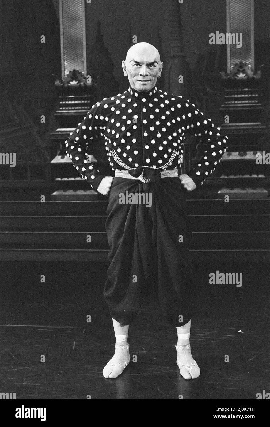 YUL Brynner, attore al London Palladium Theatre, 22nd agosto 1980. Il Re del Siam è in forma trionfante in questi giorni, l'attore Yul Brynner ha bloccato la sua performance del 3000th come il righello nel musical hit, il Re e io, ma l'imponente stella con una reputazione per essere difficile da affrontare è rimanere stretto-lipped circa successo colpito. Al London Palladium, dove lo spettacolo ha distrutto i registri delle scatole di cartone, ha semplicemente detto: 'È stato un lungo periodo di tempo'. Brynner si inchina dalla parte il mese prossimo. E senza dubbio riceverà un mandata reale. Foto Stock