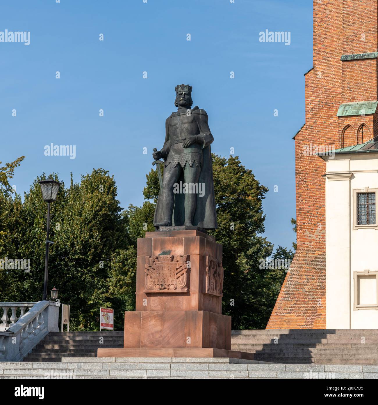 Statua del re Boleslaw Chrobry di fronte alla Cattedrale reale di Gniezno Foto Stock