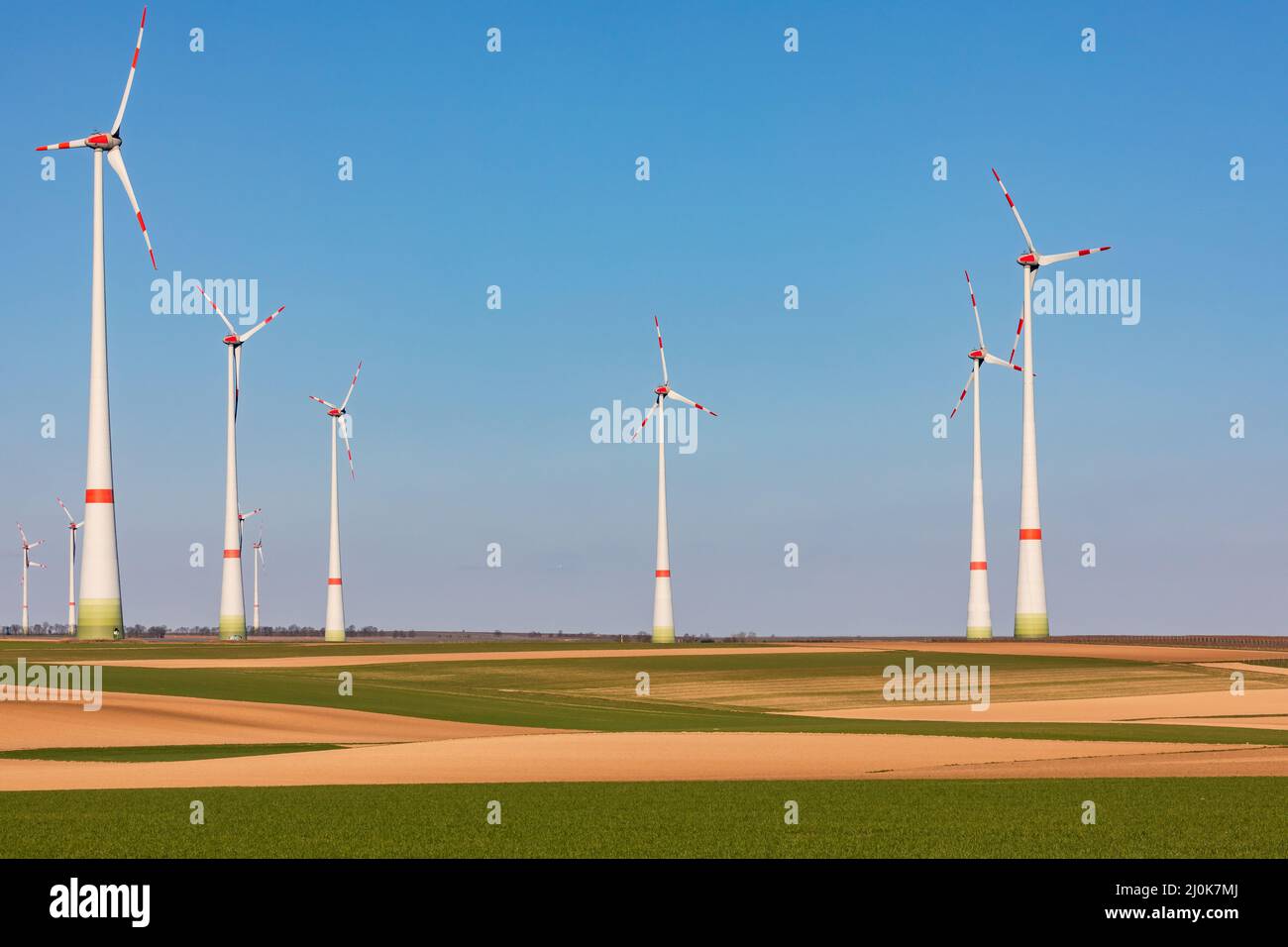 Le turbine eoliche sono torri massicce e molto alte con balde a rotore in natura rurale, Germania Foto Stock