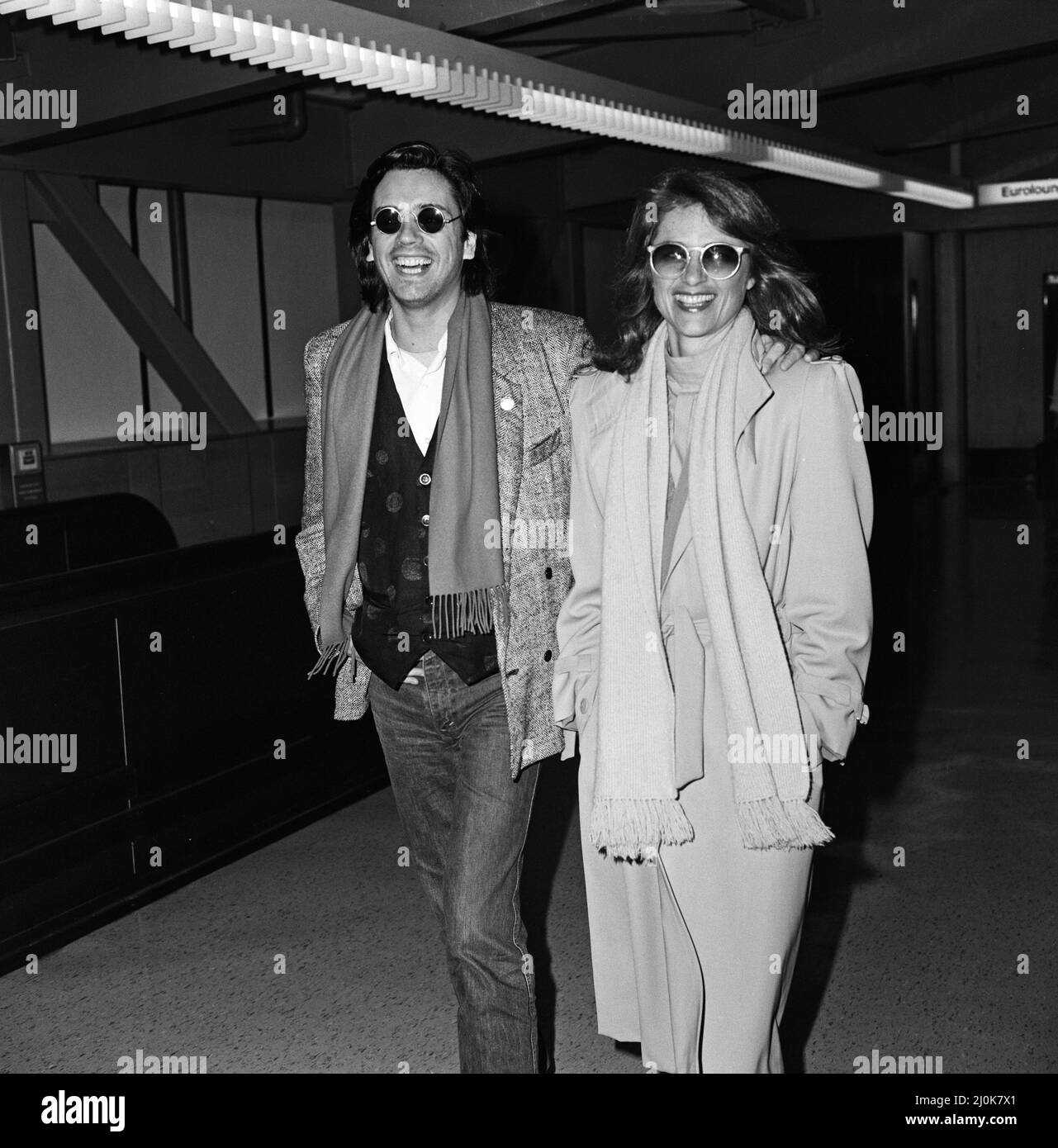Charlotte Rampling e suo marito Jean-Michel Jarre arrivano all'aeroporto di  Heathrow da Parigi. Sono qui per promuovere l'ultimo libro, film e record  di Jean del suo concerto in Cina. 27th aprile 1982 Foto stock - Alamy