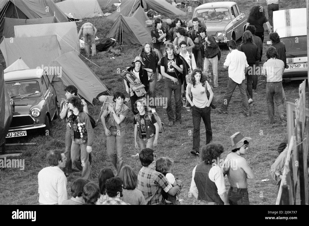 Festival Goers al National Rock Festival 20th, che si svolge dal 22nd al 24th agosto, a Richfield Avenue, Reading, agosto 1980. Foto Stock