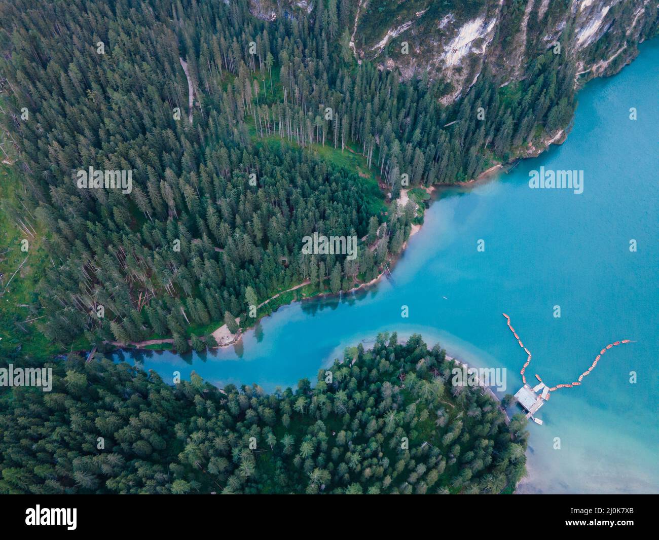 Bel paesaggio del Lago di Braies Lago di Braies luogo romantico con ponte in legno e barche sul lago alpino, montagne alpine Foto Stock