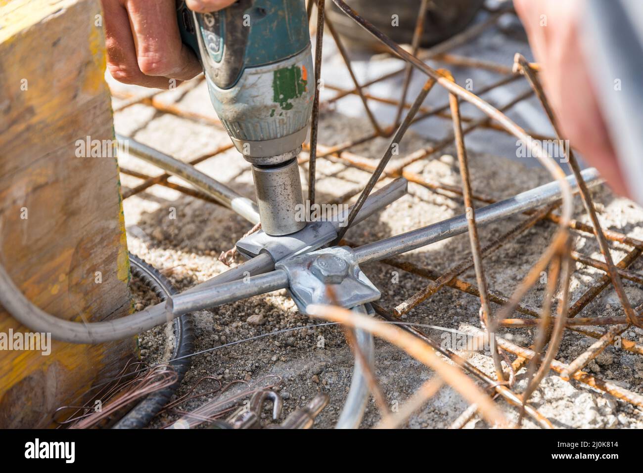 Lavori di costruzione in cantiere con filo di terra - primo piano dell'industria edile Foto Stock