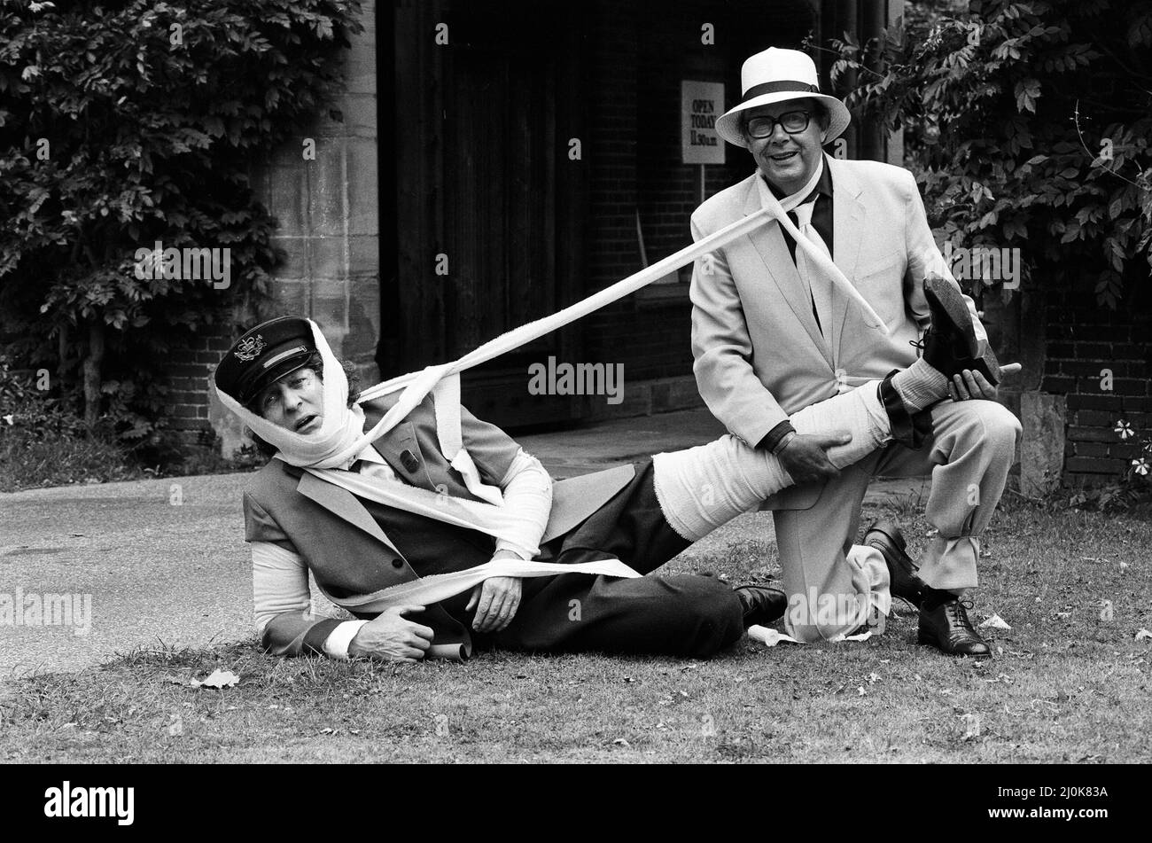 Eric Morecambe e Tom Baker in location al castello di Hever, dove stanno realizzando un film comico. 18th agosto 1982. Foto Stock