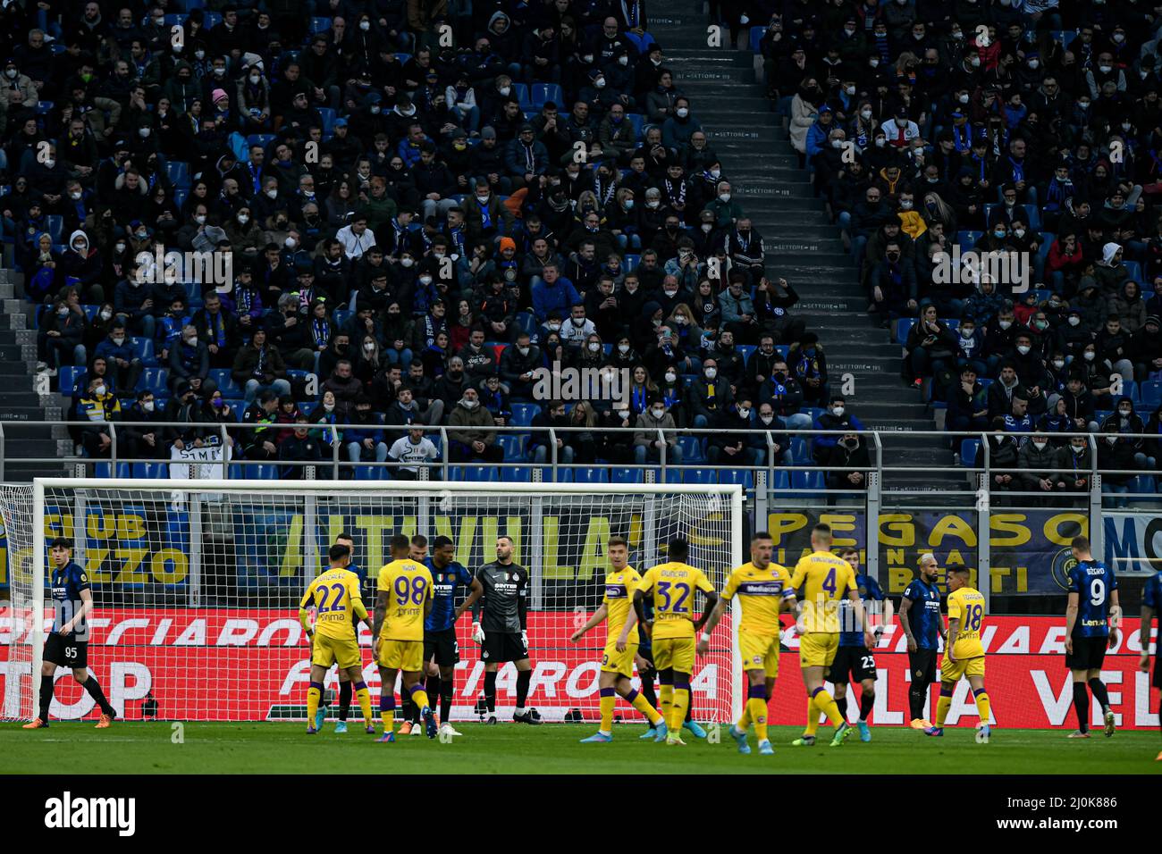 Milano, Italia - 19 marzo 2022: Una visione generale durante la Serie Italiana Una partita di campionato di calcio FC Internazionale contro ACF Fiorentina allo Stadio San Siro Foto Stock