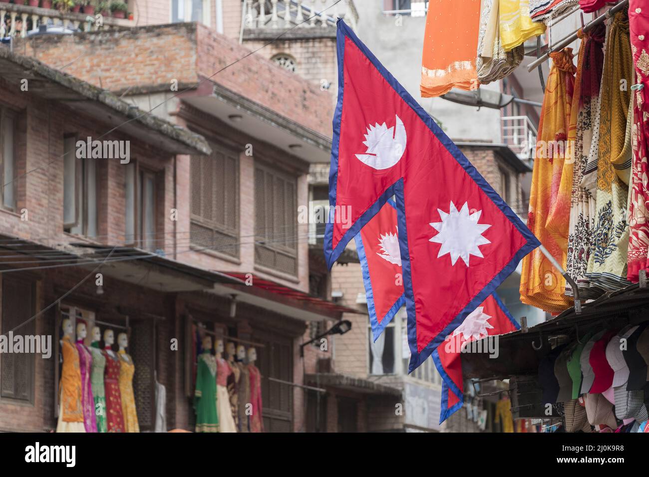 Bandiera rossa blu del Nepal nel mezzo di Kathmandu, Nepal. Foto Stock