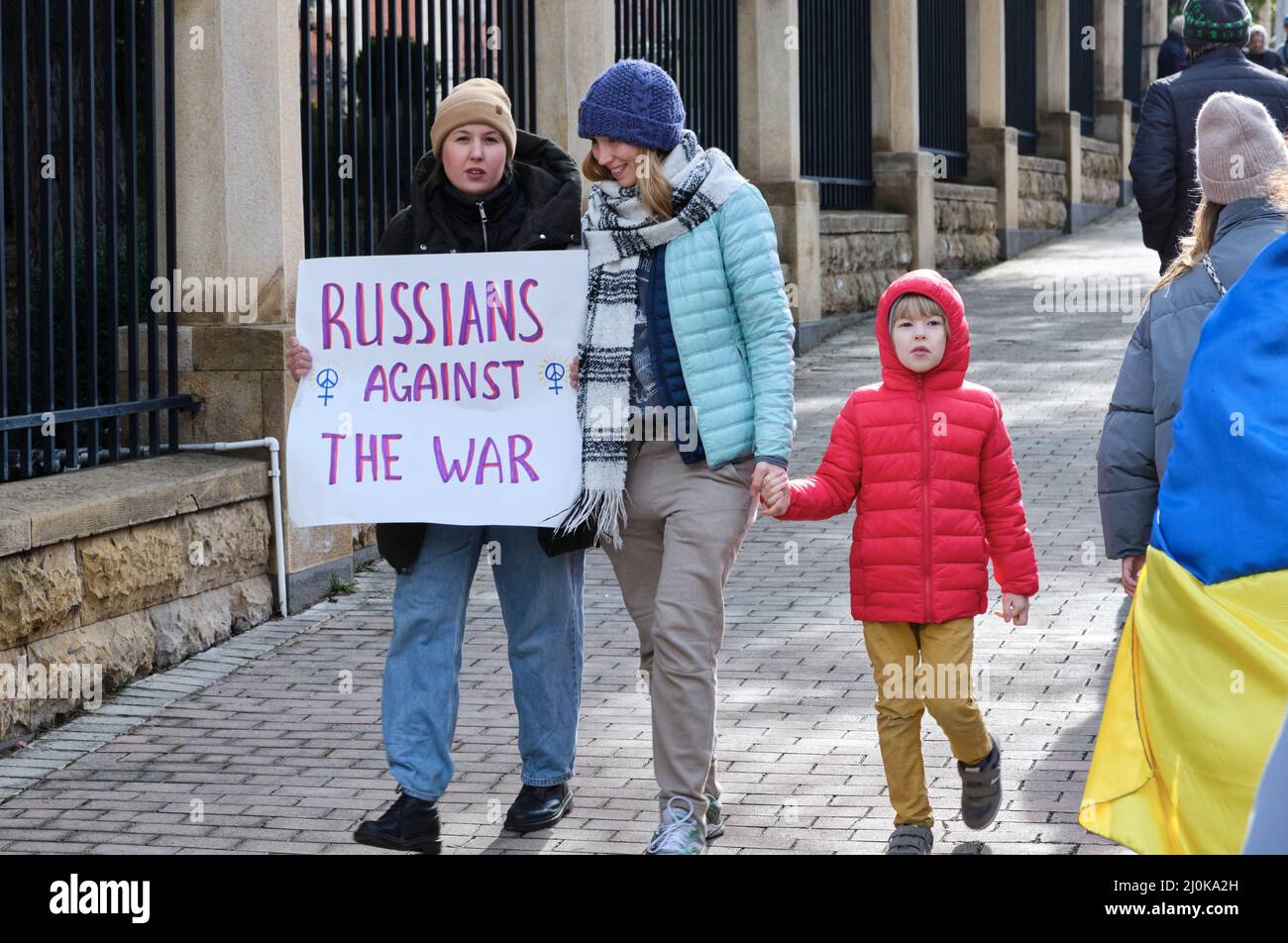 Protesta russa contro la guerra con l'Ucraina in Georgia presso l'Ambasciata dell'Ucraina. Poster "Russi contro la guerra". Georgia. Tbilisi Foto Stock