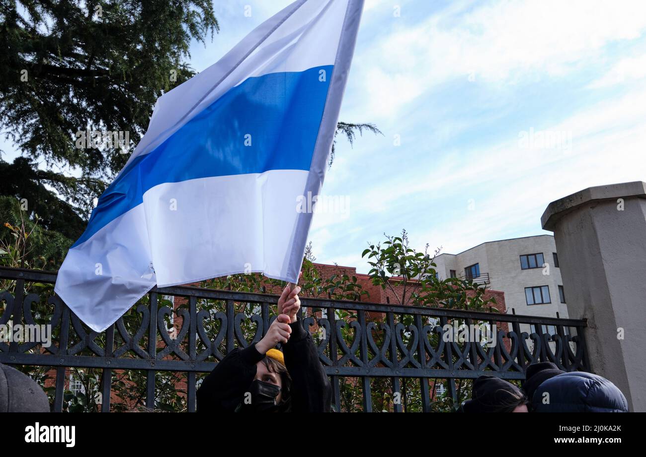 Protesta russa contro la guerra con l'Ucraina in Georgia presso l'Ambasciata dell'Ucraina. Bandiera di opposizione russa. Georgia. Tbilisi Foto Stock