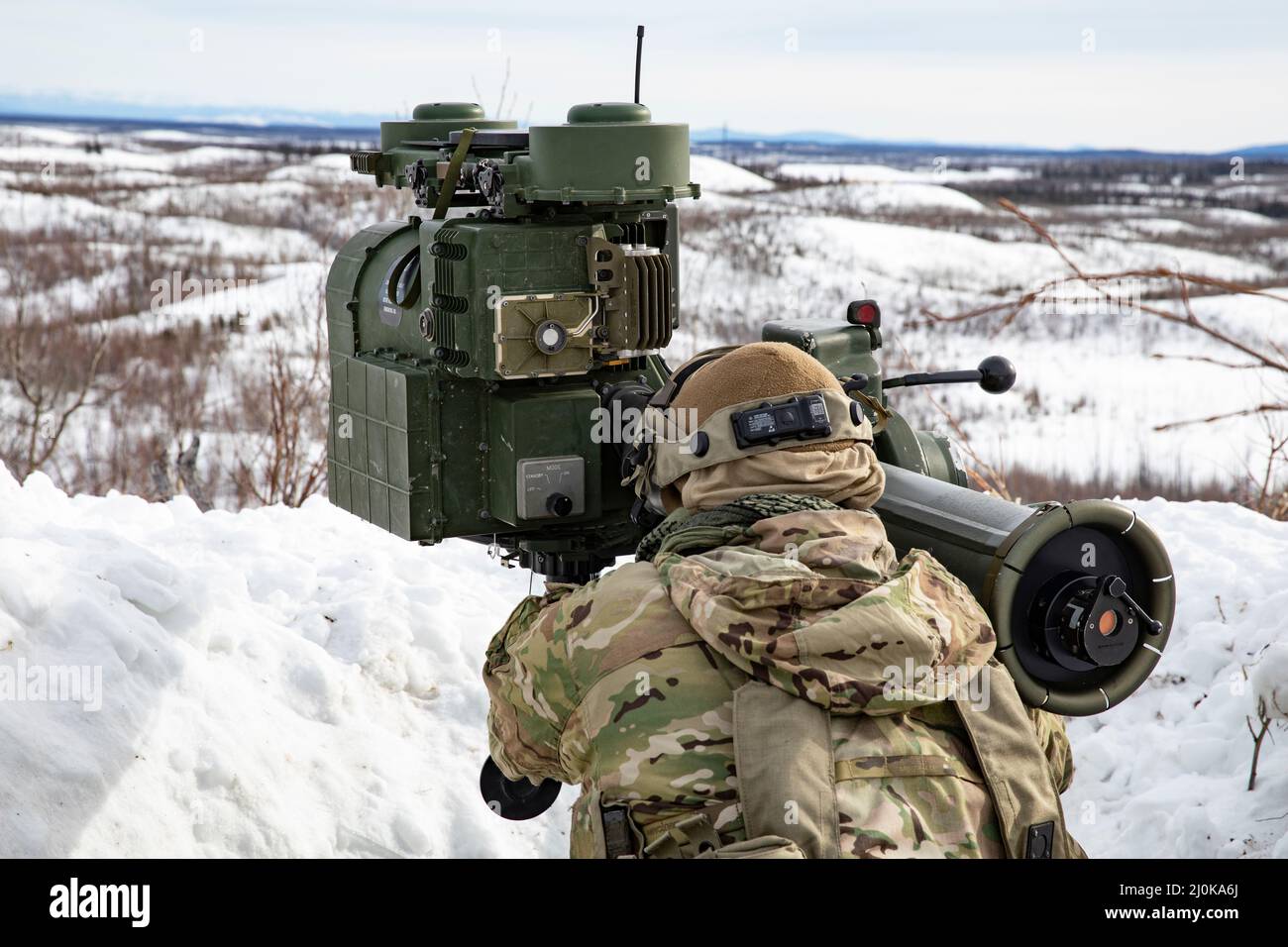 Fort Greely, Stati Uniti. 18th Mar 2022. SPC paracadutista dell'esercito degli Stati Uniti. Brody Foreman, con Spartan Brigade, effettua un'indagine sul paesaggio artico con un sistema di acquisizione Target migliorato prima di lanciare il missile ANTITARRO DURANTE l'esercizio Joint Pacific multinazionale Readiness Center 22-02, 18 marzo 2022 a Fort Greely, Alaska. Credito: SGT. Seth LaCount/U.S. Army/Alamy Live News Foto Stock