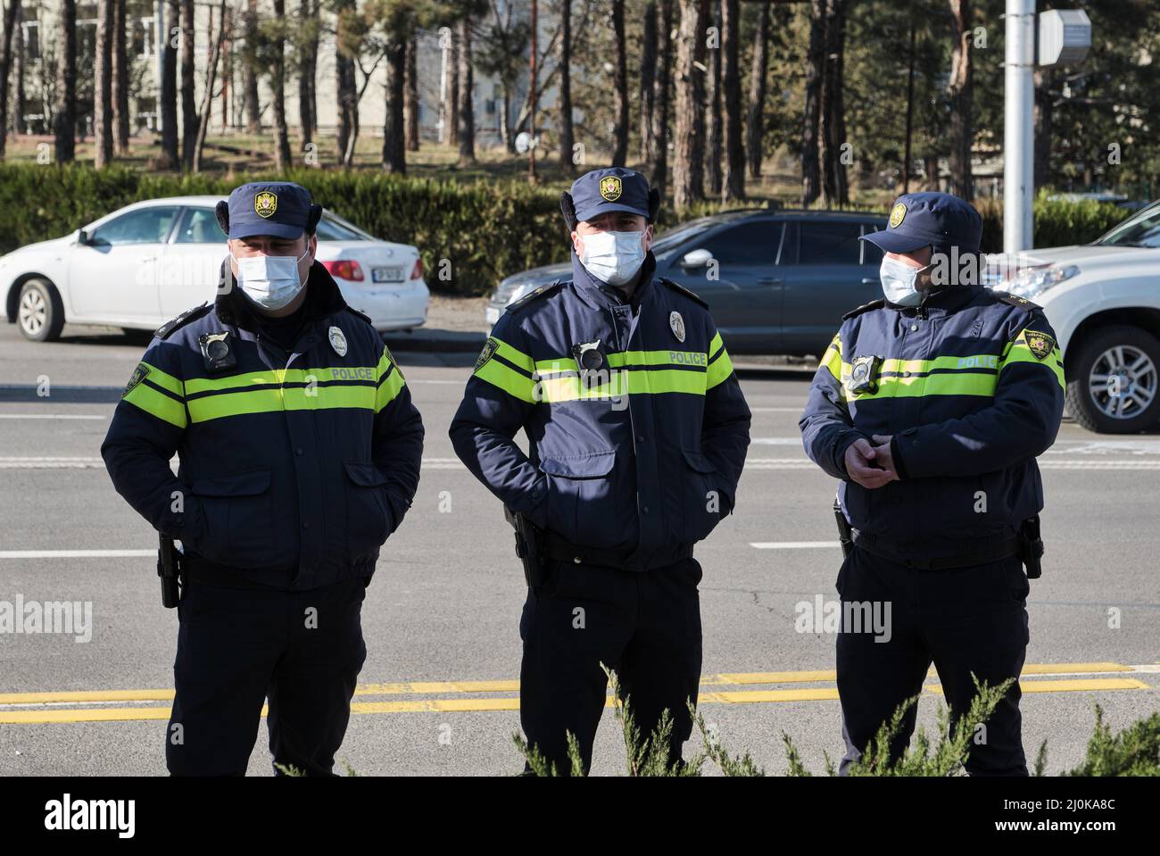 Protesta russa contro la guerra con l'Ucraina in Georgia presso l'Ambasciata dell'Ucraina. Poliziotti georgiani. Georgia. Tbilisi Foto Stock