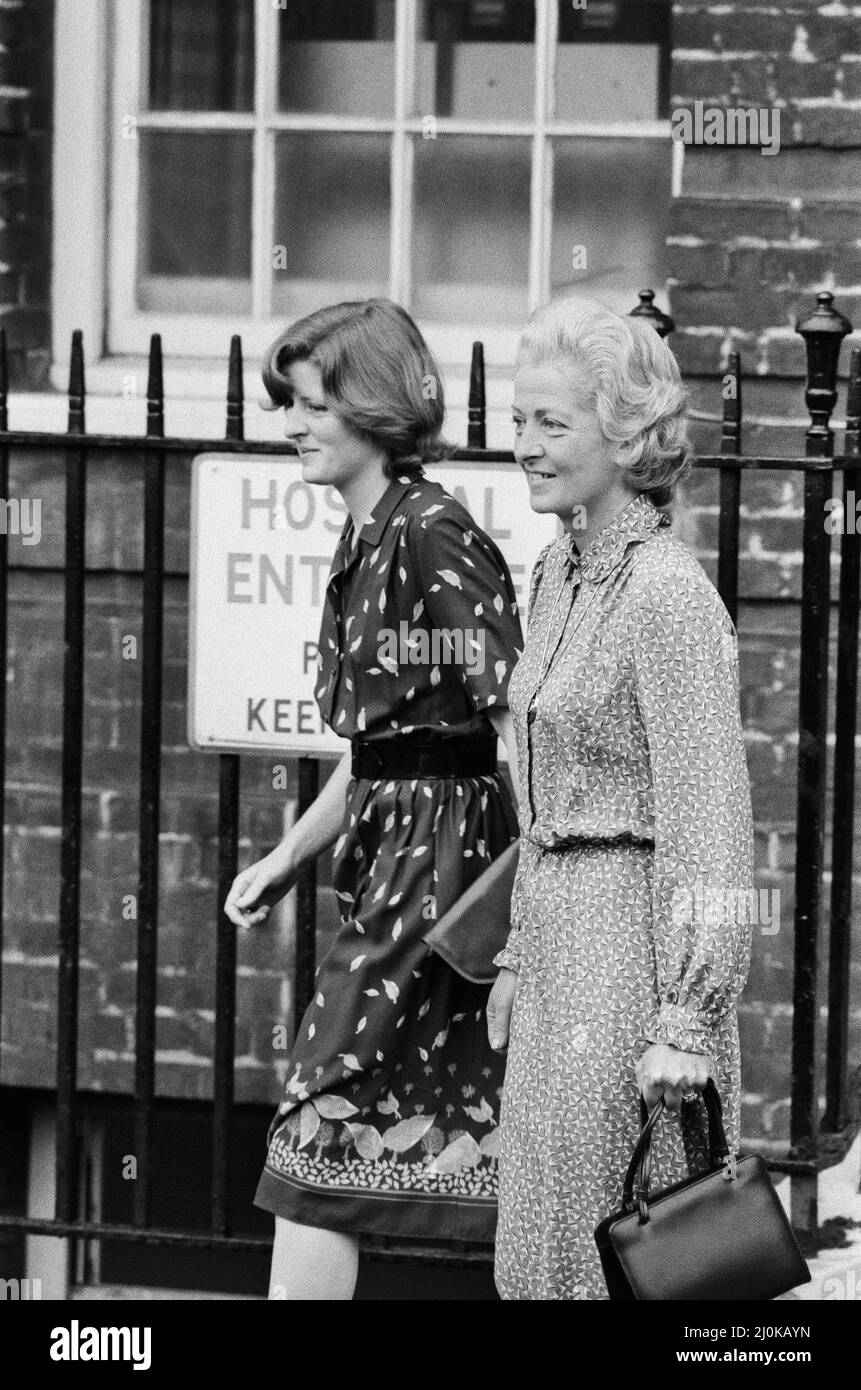 Lady Jane Fellowes (a sinistra) e la madre della principessa Diana Frances Shand Kydd (a destra) visitano la principessa Diana al St. Mary's Hospital di Londra, dopo che ha dato alla luce il suo primo figlio Principe William. Foto scattata martedì 22nd giugno 1982. Foto Stock