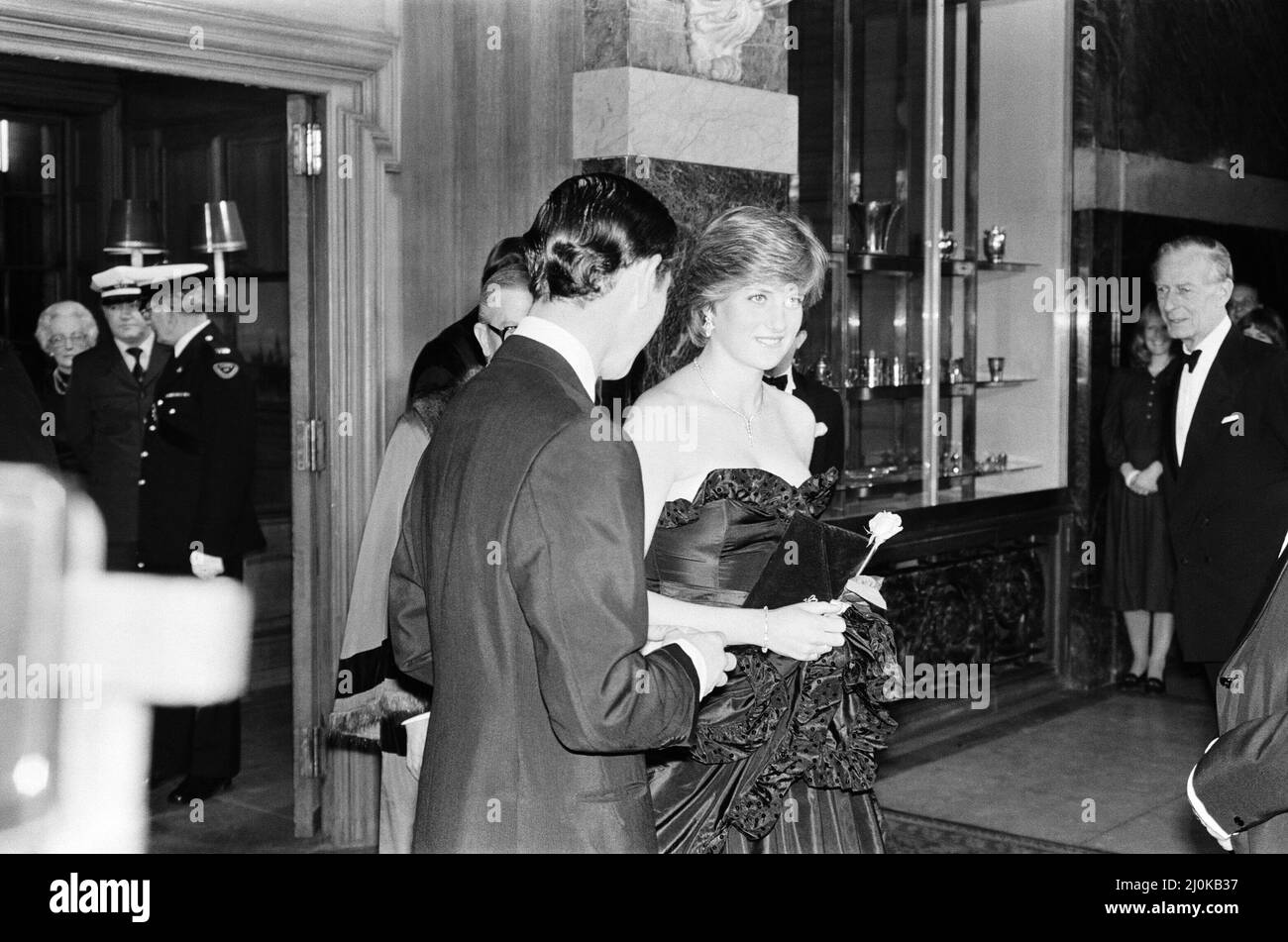 Lady Diana Spencer ha partecipato al suo primo coinvolgimento pubblico stasera, quando è entrata a far parte del Principe Carlo in un concerto di Gala Charity presso la Goldsmith's Hall di Londra, in aiuto della Royal Opera House. La Principessa Grace di Monaco partecipa anche all'evento, come visto in altre cornici in questo set. Nota per i redattori : Diana indossa un abito nero, come si vede nelle immagini a colori di Mirrorpix di questo evento. Foto scattata il 9th marzo 1981 Foto Stock