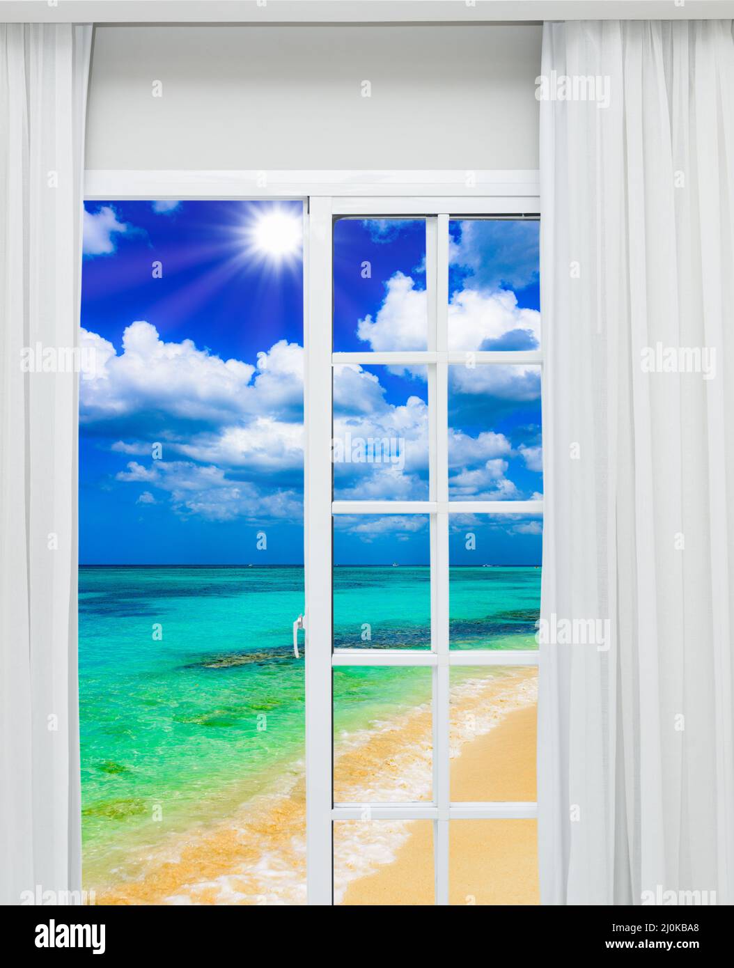 Paradiso tropicale da una porta aperta a casa Foto Stock