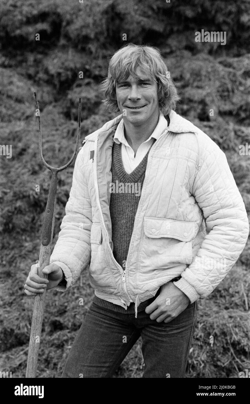James Hunt nella fattoria di 450 acri nel Buckinghamshire, che possiede da quando è stato ritirato dal World Motor Racing nel 1979. James è qui raffigurato con la sua pitch fork Picture scattata il 19th gennaio 1982 Foto Stock