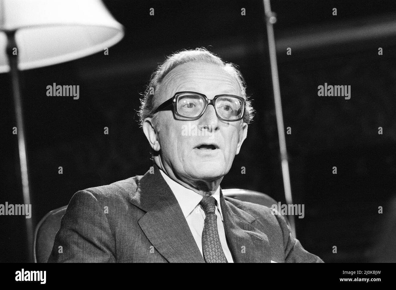 Il Segretario degli Esteri Lord Carrington dimissioni dal governo a seguito dell'invasione argentina delle Isole Falkland. 5th aprile 1982. Carringtonobit Foto Stock