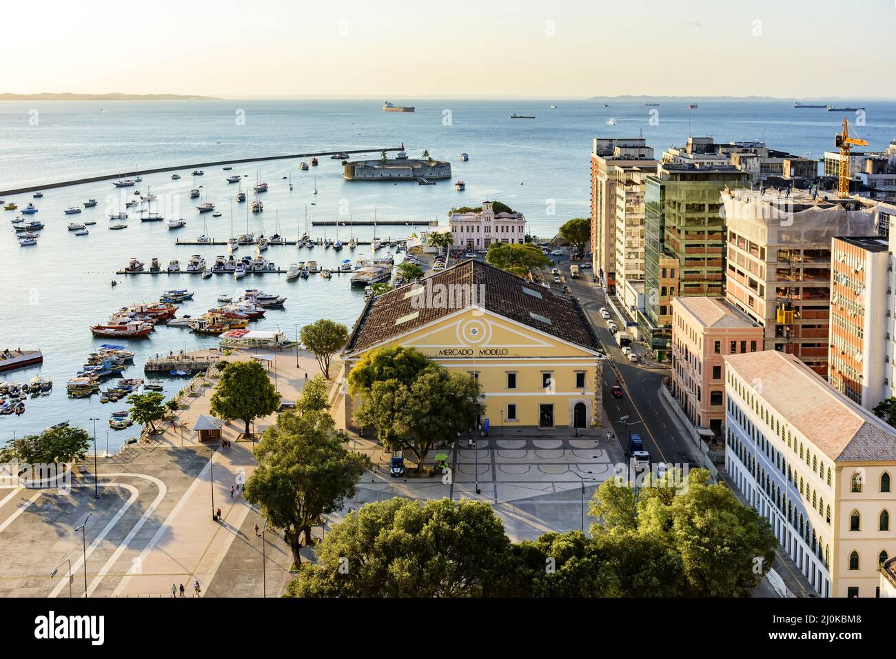 Vista dall'alto del famoso modello del mercato, della baia di tutti i Santi e del porto nella città di Salvador al tramonto Foto Stock