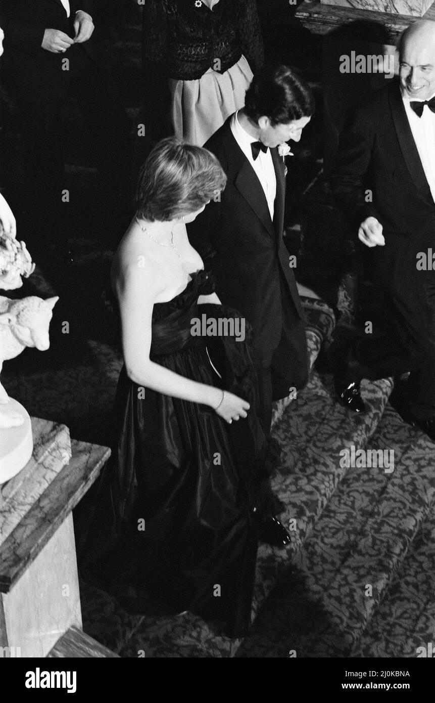 Lady Diana Spencer ha partecipato al suo primo coinvolgimento pubblico stasera, quando è entrata a far parte del Principe Carlo in un concerto di Gala Charity presso la Goldsmith's Hall di Londra, in aiuto della Royal Opera House. La Principessa Grace di Monaco partecipa anche all'evento, come visto in altre cornici in questo set. Nota per i redattori : Diana indossa un abito nero, come si vede nelle immagini a colori di Mirrorpix di questo evento. Foto scattata il 9th marzo 1981 Foto Stock