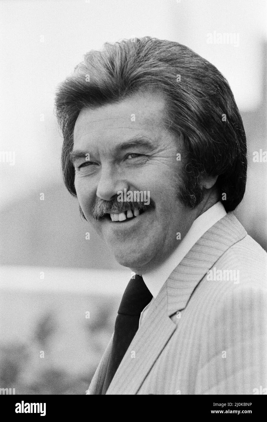 Dickie Davies ai London Weekend Studios. Presenterà la copertura dei Giochi Olimpici del 1980. 11th luglio 1980. Foto Stock