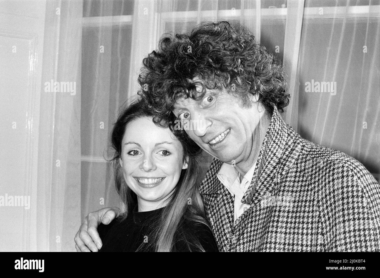 Tom Baker, Doctor Who nella popolare serie BBC, ha annunciato il suo impegno a Lalla Ward, che ha appena finito di comparire con lui in mostra. 19th ottobre 1980. Foto Stock