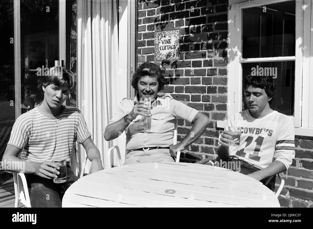 Dickie Davies di ITV con i suoi due figli, Pete (capelli leali) e Dan, raffigurati nella loro casa Hampshire. 10th settembre 1980. Foto Stock