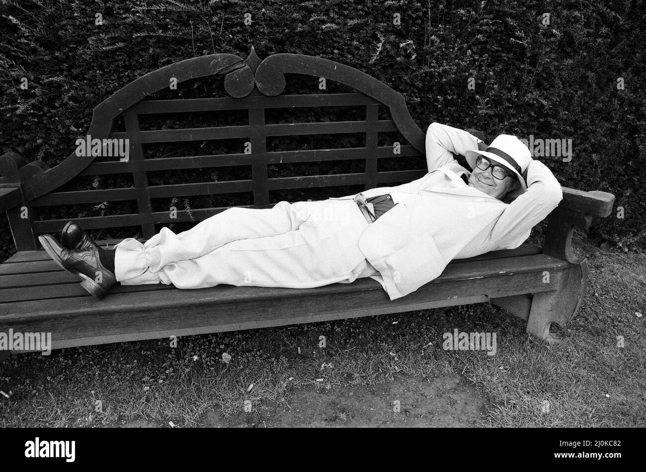 Eric Morecambe è in location al castello di Hever, dove sta realizzando un film comico. 18th agosto 1982. Foto Stock