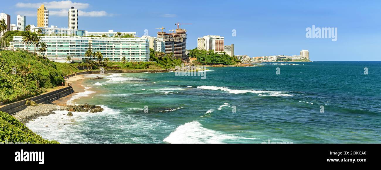 Immagine panoramica della spiaggia tropicale nella zona urbana della città di Salvador Foto Stock