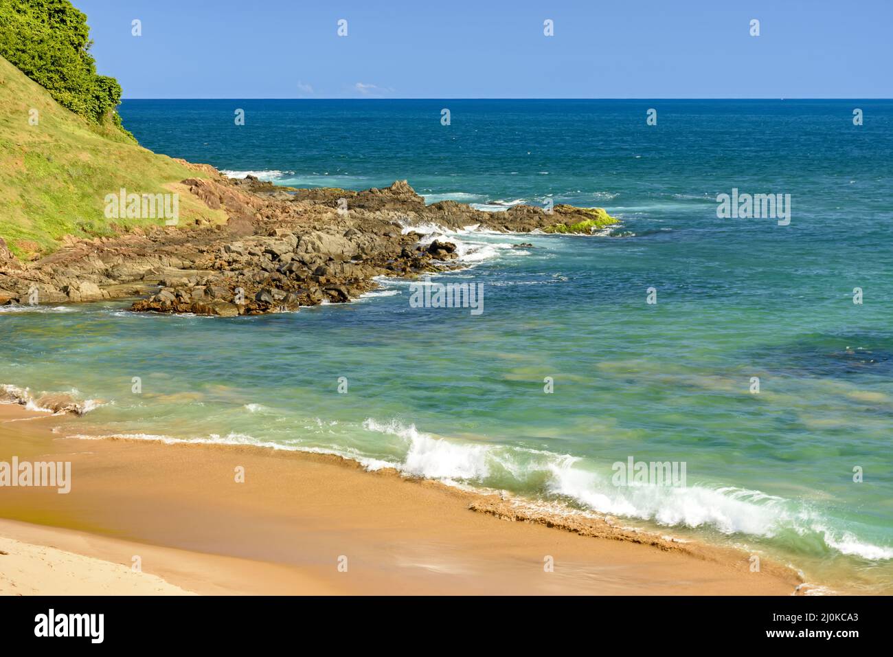 Spiaggia tropicale deserta con belle acque cristalline Foto Stock