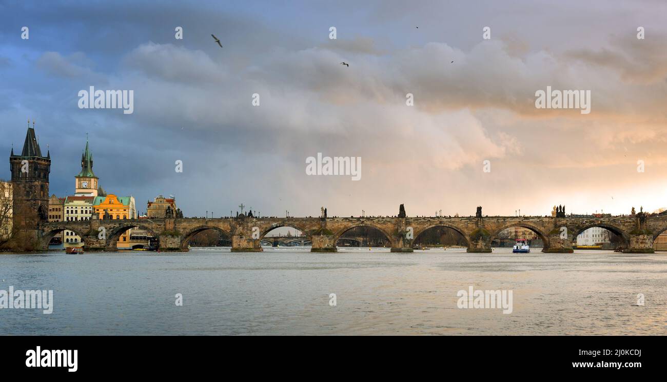 Vista laterale panoramica del Ponte Carlo di Praga Foto Stock