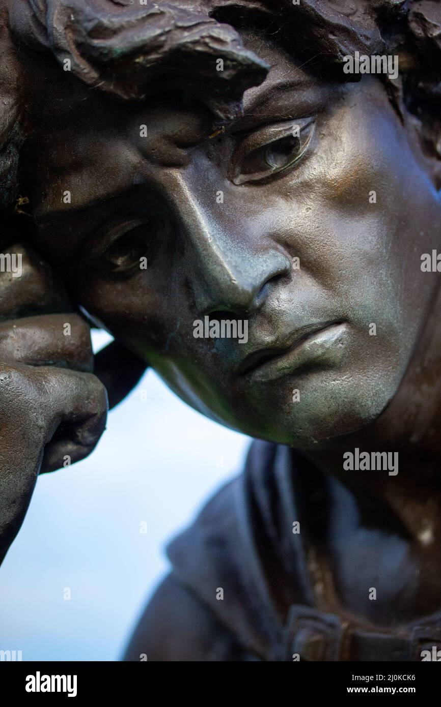 Un primo piano di Hamlet, dal gioco di William Shakespeare, dal Gower Monument a Stratford Upon Avon. Foto Stock