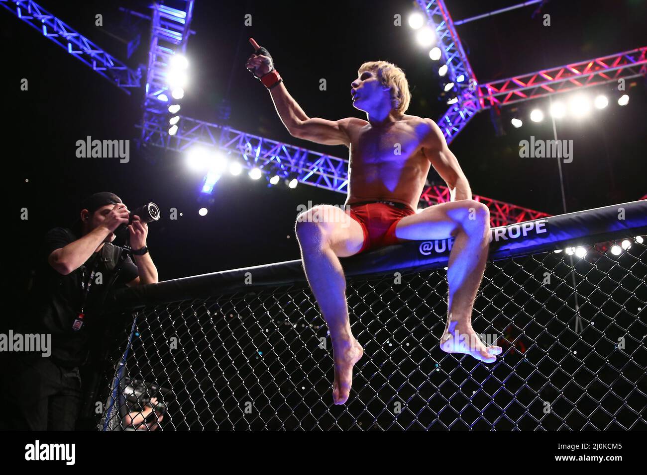 LONDRA, REGNO UNITO. MAR 19th Paddy Pimblett festeggia la sua vittoria di sottomissione su Kazula Vargas durante la UFC Fight Night 204 alla O2 Arena di Greenwich sabato 19th marzo 2022. (Credit: Kieran Riley | MI News) Credit: MI News & Sport /Alamy Live News Foto Stock