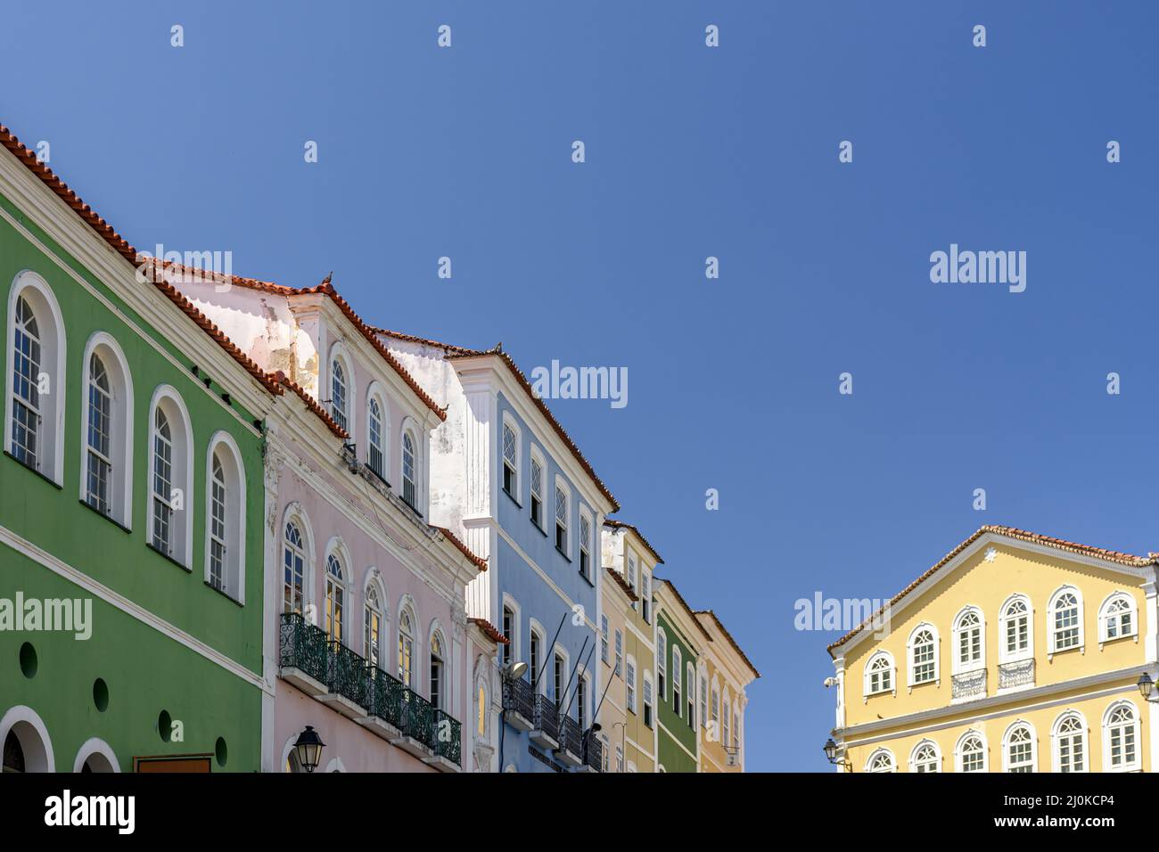 Facciata di vecchie case colorate in stile coloniale nel famoso quartiere Pelourinho Foto Stock Facciata di vecchie case colorate in stile coloniale nel famoso quartiere Pelourinho Foto Stock