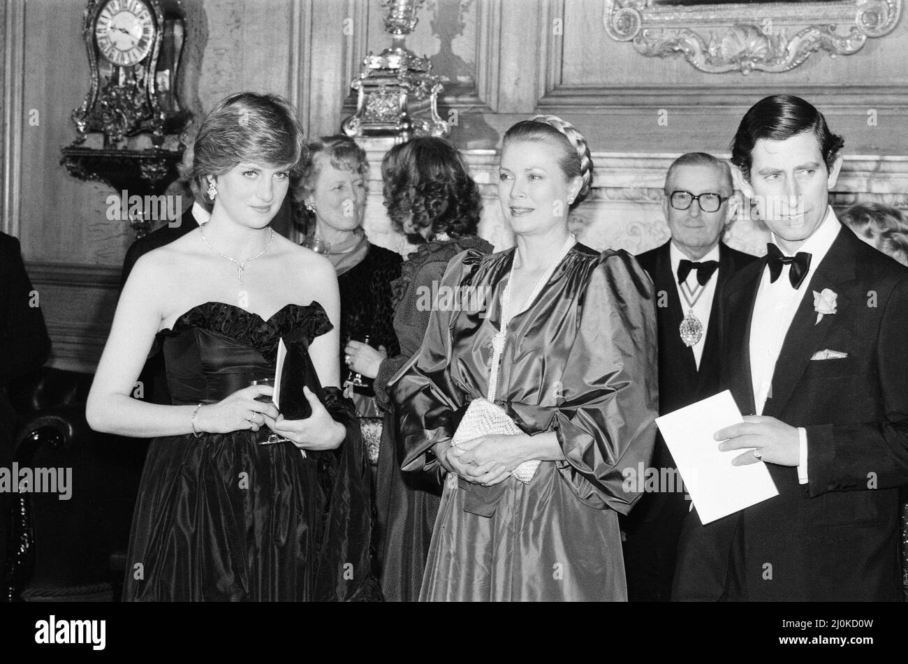 Lady Diana Spencer ha partecipato al suo primo coinvolgimento pubblico stasera, quando è entrata a far parte del Principe Carlo in un concerto di Gala Charity presso la Goldsmith's Hall di Londra, in aiuto della Royal Opera House.la Principessa Grace di Monaco è al centro. Nota per i redattori : Diana indossa un abito nero, come si vede nelle immagini a colori di Mirrorpix di questo evento. Foto scattata il 9th marzo 1981 Foto Stock