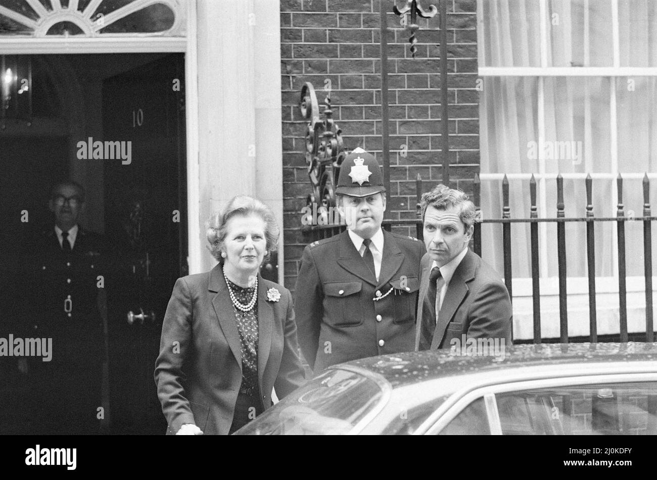 Margaret Thatcher PM raffigurato fuori Downing Street, Londra, mercoledì 7th aprile 1982. Lasciando Downing Street, sulla strada per la Camera dei Comuni. Foto Stock