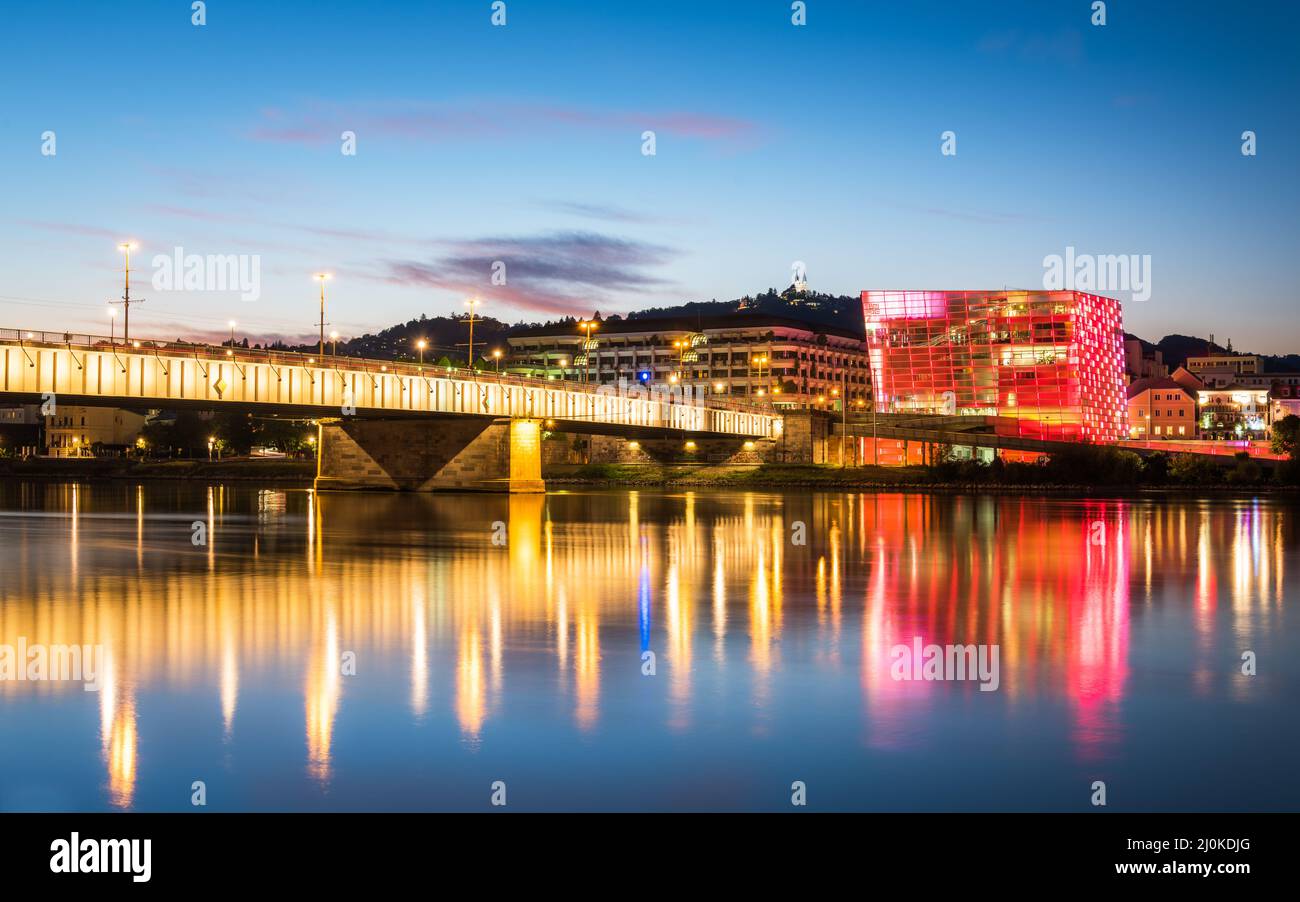 LINZ, AUSTRIA - il Centro Ars Electronica o AEC è un centro per le arti elettroniche gestito da Ars Electronica con sede a Linz, Austr Foto Stock