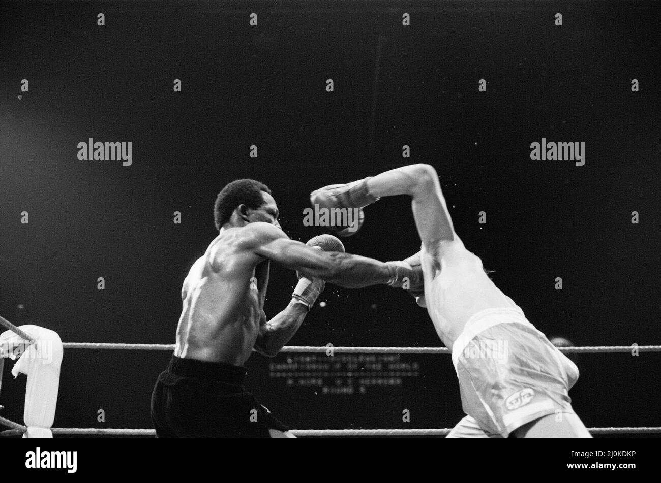 Maurice Hope / Carlos Herrera WBC World Super Welterweight Title. Wembley Arena, Wembley, Londra, Regno Unito.Hope ha vinto con decisione unanime round 15. (Immagine) lotta azione. 26th novembre 1980 Foto Stock