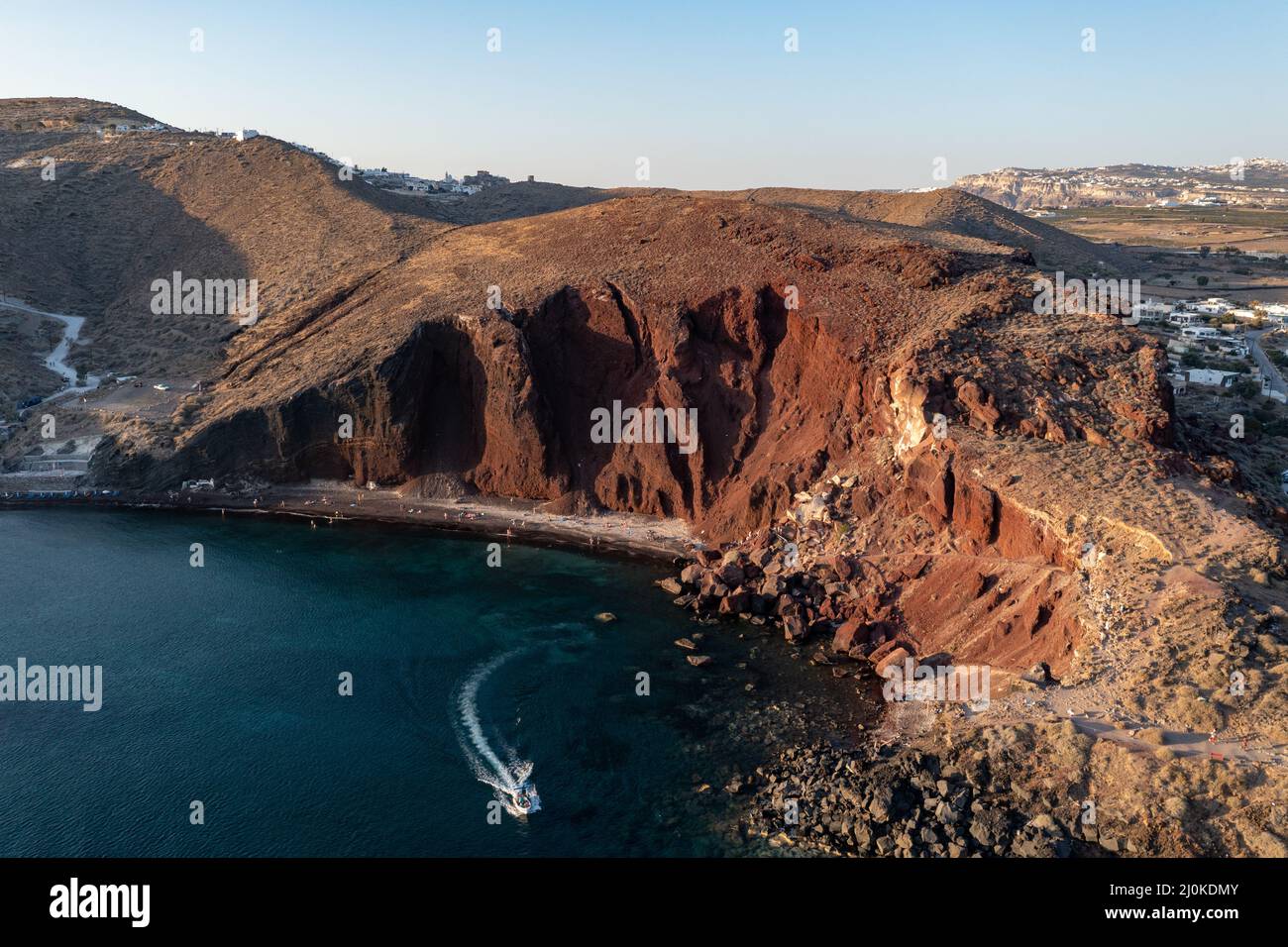 Spiaggia rossa a Santorini, Isole Cicladi, Grecia nel Sud Egeo. Bellissimo paesaggio estivo con una delle spiagge più famose del mondo. Foto Stock