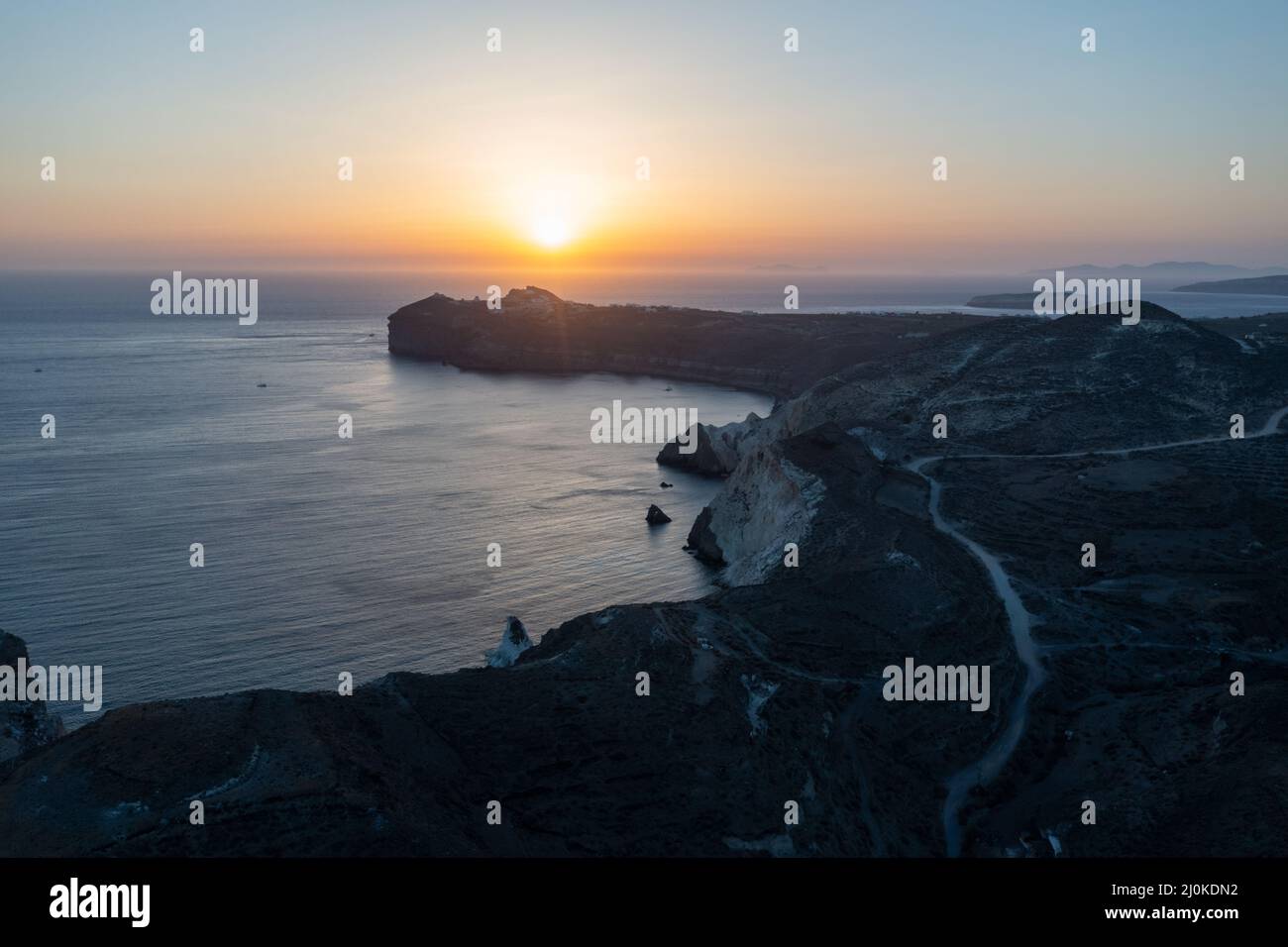 Spiaggia rossa a Santorini, Isole Cicladi, Grecia nel Sud Egeo. Bellissimo paesaggio estivo con una delle spiagge più famose del mondo. Foto Stock