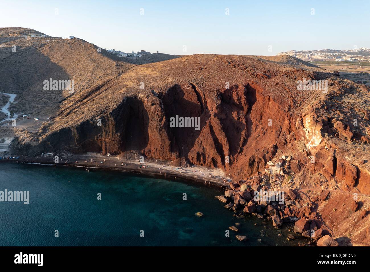 Spiaggia rossa a Santorini, Isole Cicladi, Grecia nel Sud Egeo. Bellissimo paesaggio estivo con una delle spiagge più famose del mondo. Foto Stock