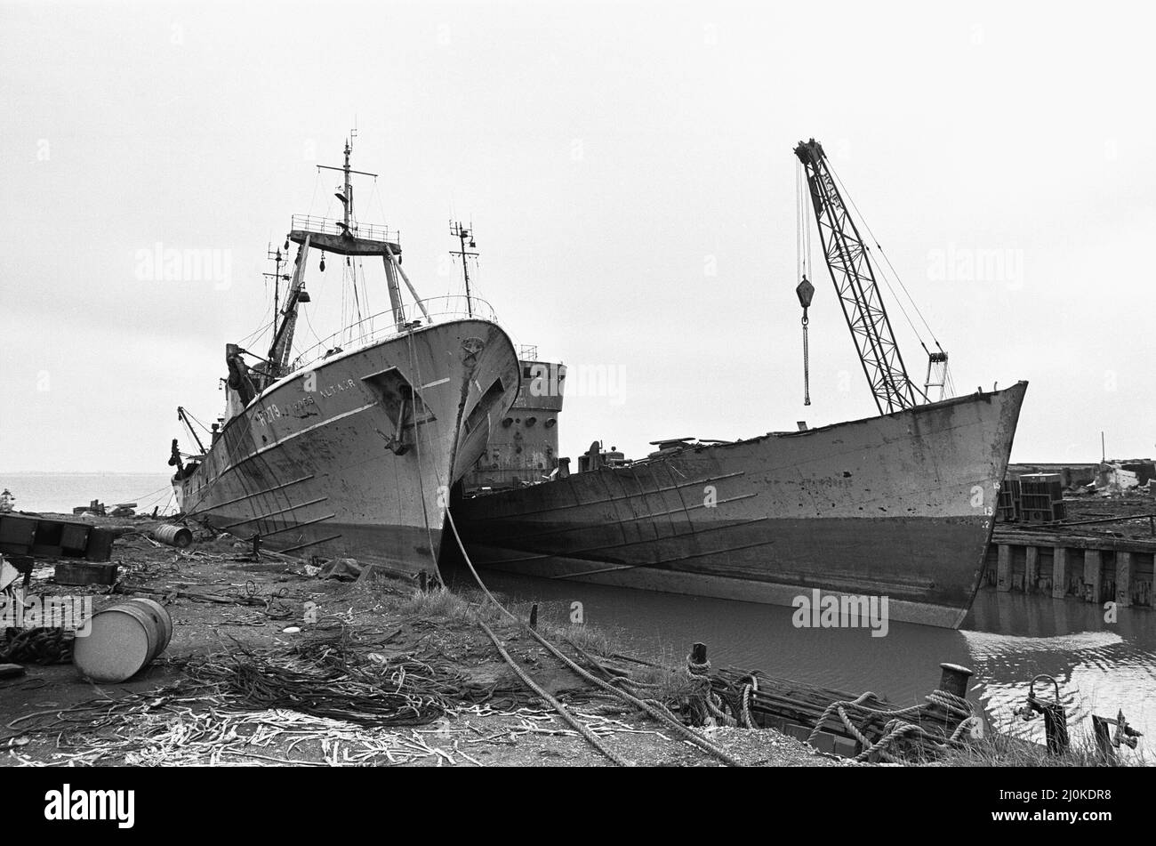 Il peschereccio con manovella Ross Altair (H 279) visto qui in un cantiere demolitore Humberside in attesa di rottamazione. 15th aprile 1981 Foto Stock