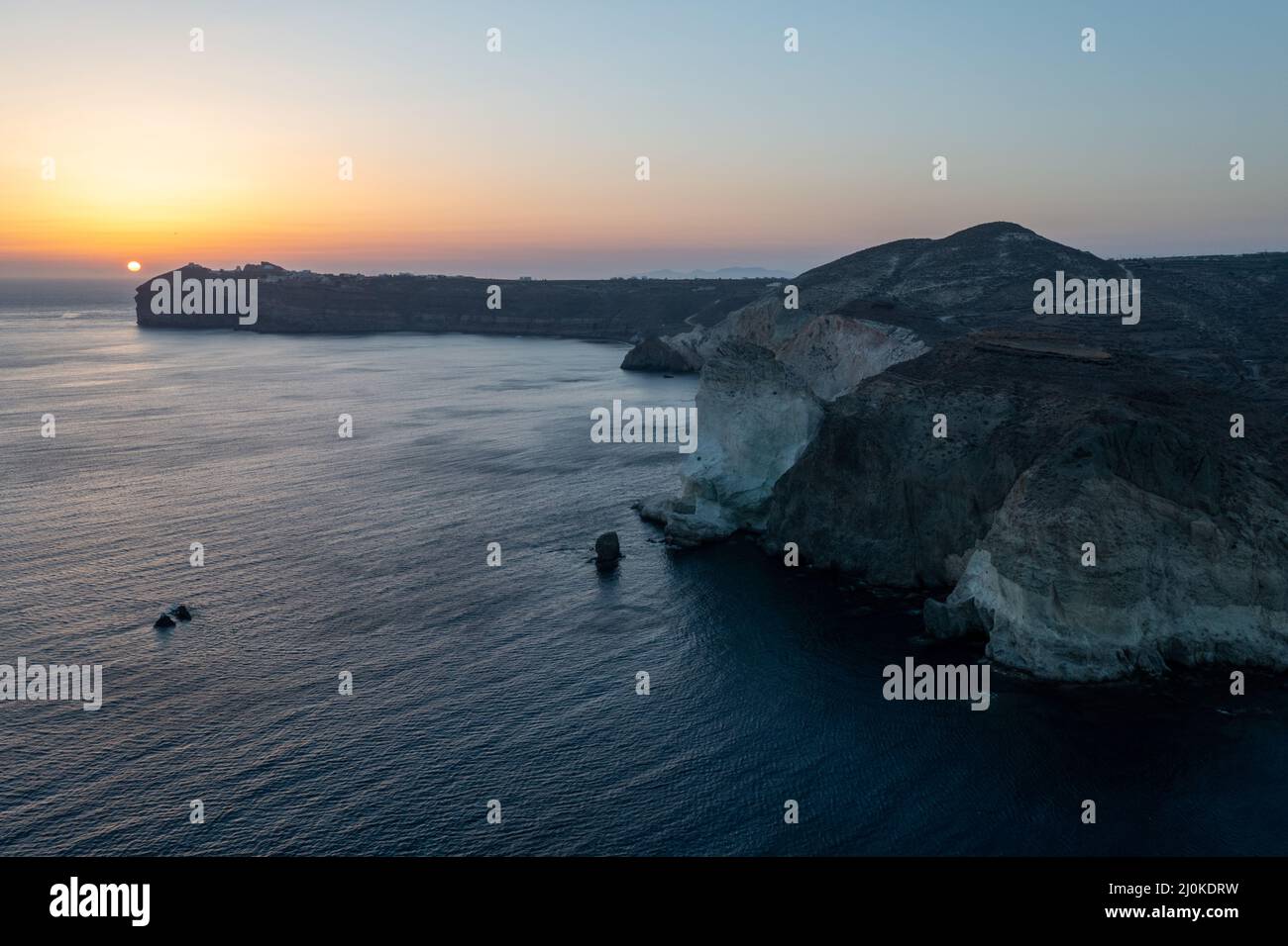 Spiaggia bianca a Santorini, Isole Cicladi, Grecia nel Sud Egeo. Bellissimo paesaggio estivo con una delle spiagge più famose del mondo. Foto Stock