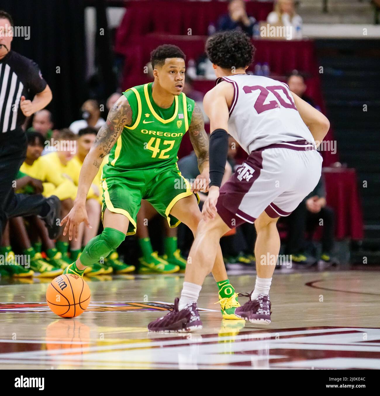 College Station, Texas, USA 19th Mar, 2022. 19 marzo 2022- College Station, Texas U.S.A - Oregon JACOB YOUNG (42) prova a dribbling oltre il Texas A&M ANDRE GORDON (20) come il Texas A&M sconfigge l'Oregon 75-60 nel secondo turno del torneo di NIT dell'università di menÃs alla Reed Arena in College Station, Texas. (Credit Image: © Jerome Hicks/ZUMA Press Wire) Foto Stock