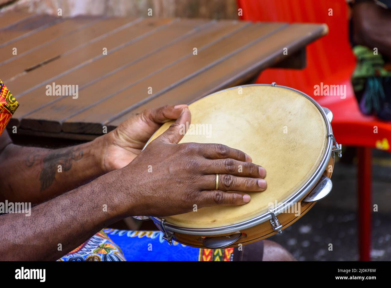 Esibizione di samba brasiliana con musicista che suona tamburina Foto Stock
