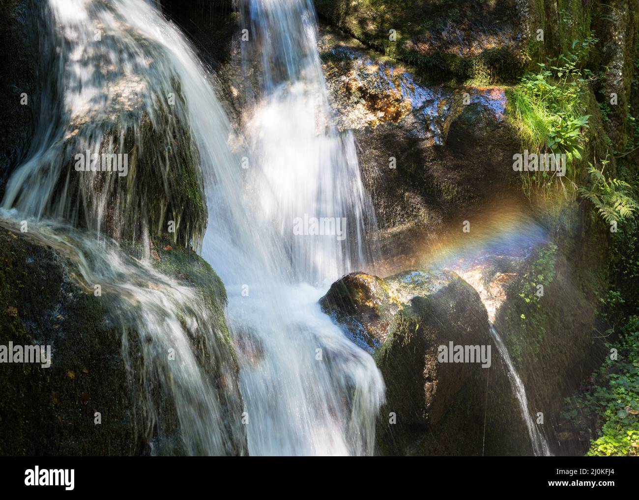 Cascata al Canyon di Wolfes a Bad Kreuzen Austria con arcobaleno Foto Stock