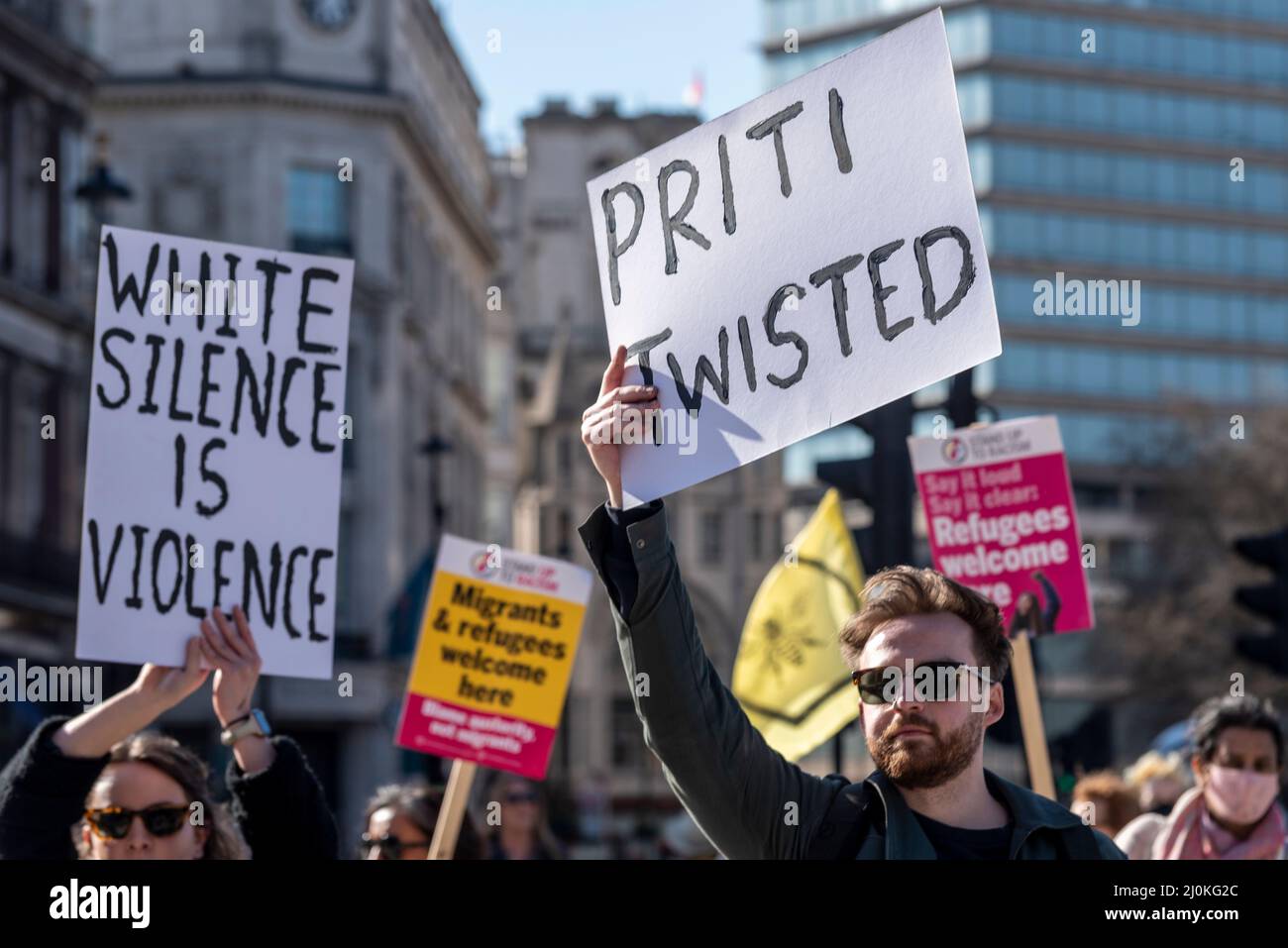 Protesta che si svolge a Londra in occasione della Giornata contro il razzismo delle Nazioni Unite. Cartello con riferimento al Sottosegretario Priti Patel Foto Stock