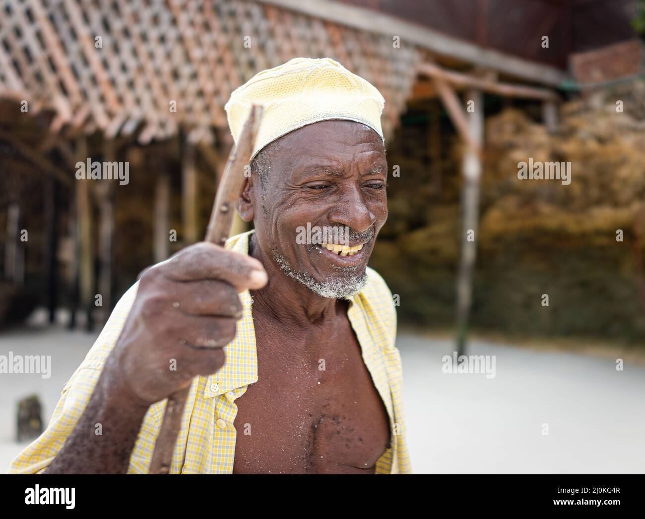 shepard africano invecchiato a piedi sulla spiaggia Foto Stock