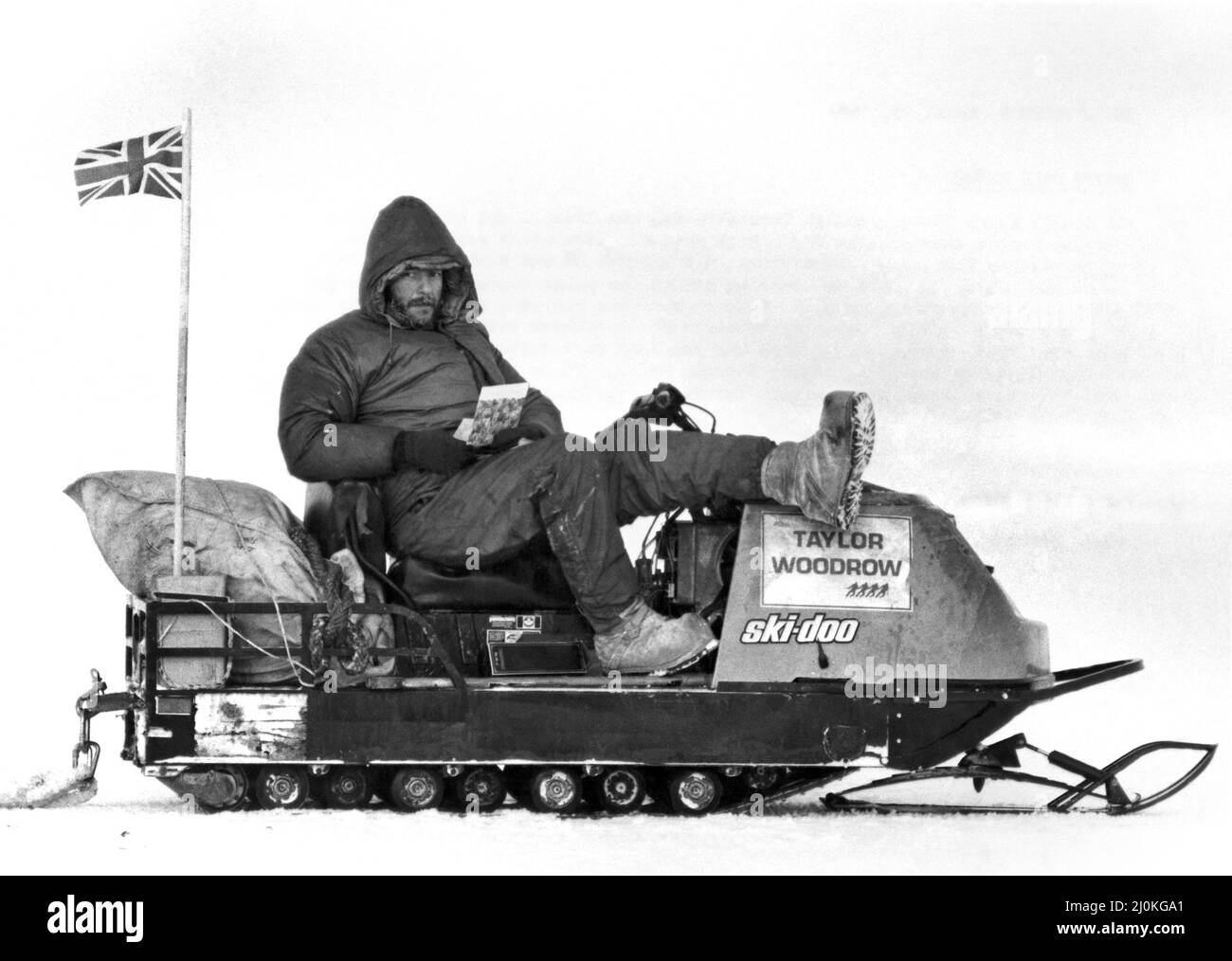 North Pole Heroes: Domenica 11 aprile Sir Ranulph Twisleton-Wykeham-Fiennes e il suo compagno Charles Burton si levarono in piedi sul Polo Nord e godettero di un breve riposo nella loro straordinaria spedizione Transglobo. Sir Ranulph, 38 anni, e Burton, 40 anni, come affrontare circa 500 miglia di trekking pericoloso attraverso la cicecap polare a Spitsbergen, dove si rendezvous con la loro nave, il Benjamin Bowring. Solo allora i due esploratori avranno il tempo di rilassarsi e guardare indietro sul loro meraviglioso viaggio. "Dai a tutti i nostri saluti" ha detto Burton allo scrittore Mirror Michael McCarthy e al fotografo Brendan Mon Foto Stock