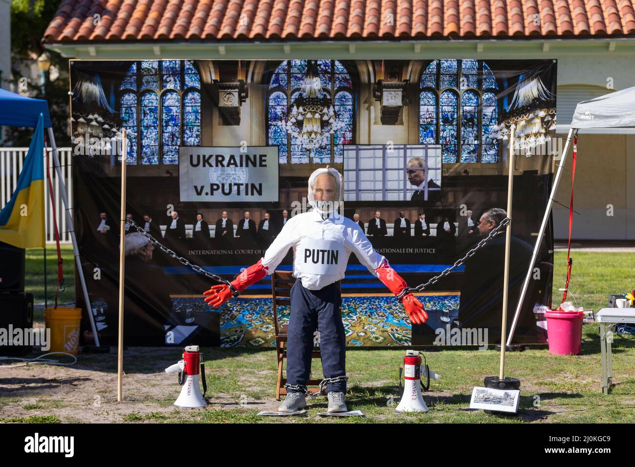 Delray Beach, Florida, Stati Uniti. Marzo 19th 2022. Palm Beach: L'Ucraina si raduna contro l'invasione russa. Alcuni ucraini a Palm Beach, Miami, Boca Raton protestano contro l'invasione dell'esercito russo in Ucraina. Ucraina segni e messaggi di protesta della guerra. Credit: Yaroslav Sabitov/YES Market Media/Alamy Live News Foto Stock