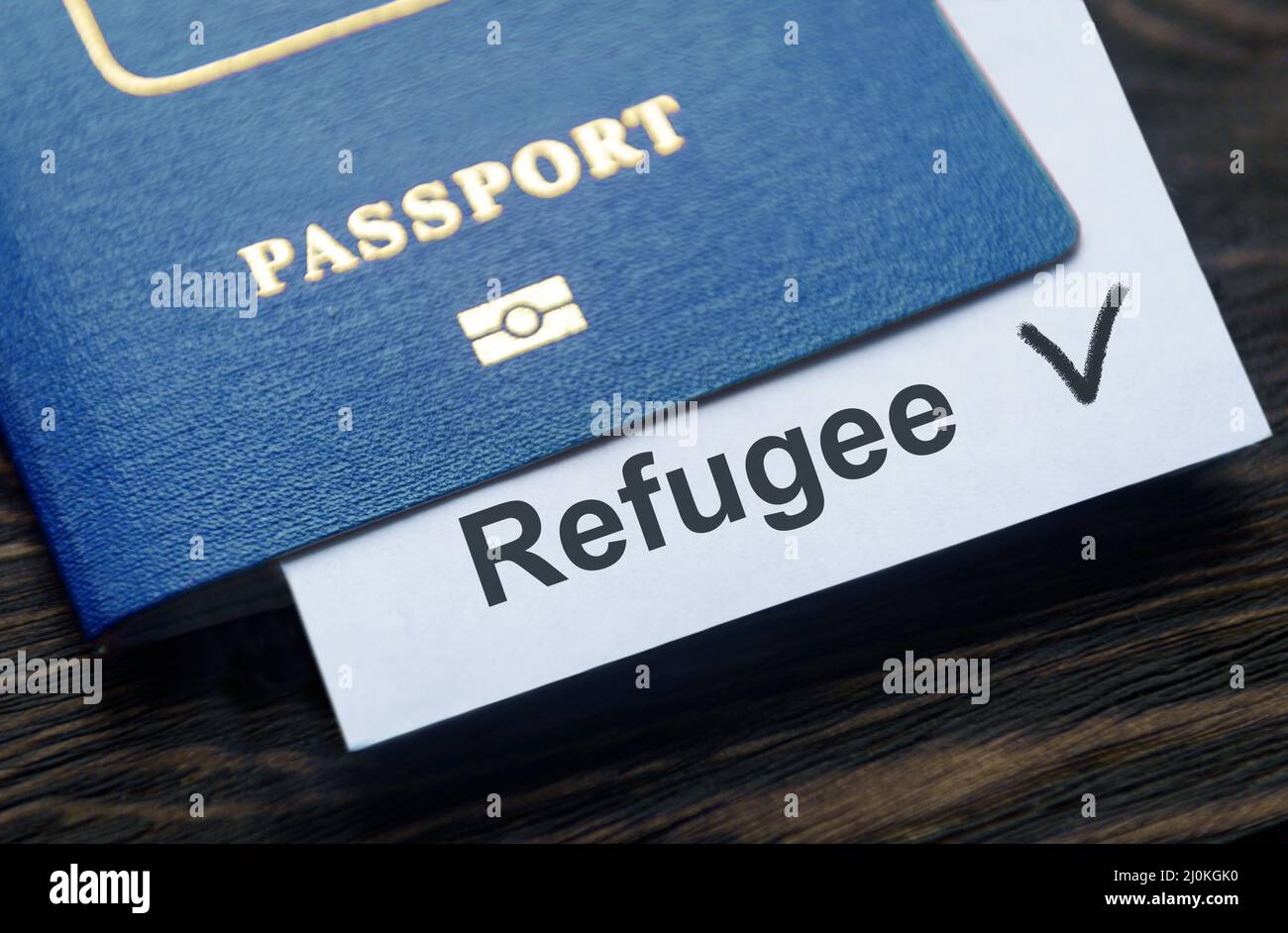 Passaporto dei rifugiati sul tavolo al controllo delle frontiere in Europa, documento con primo piano della nota dei rifugiati. Concetto di guerra Ucraina, Siria, UE, crisi umanitaria, mi Foto Stock